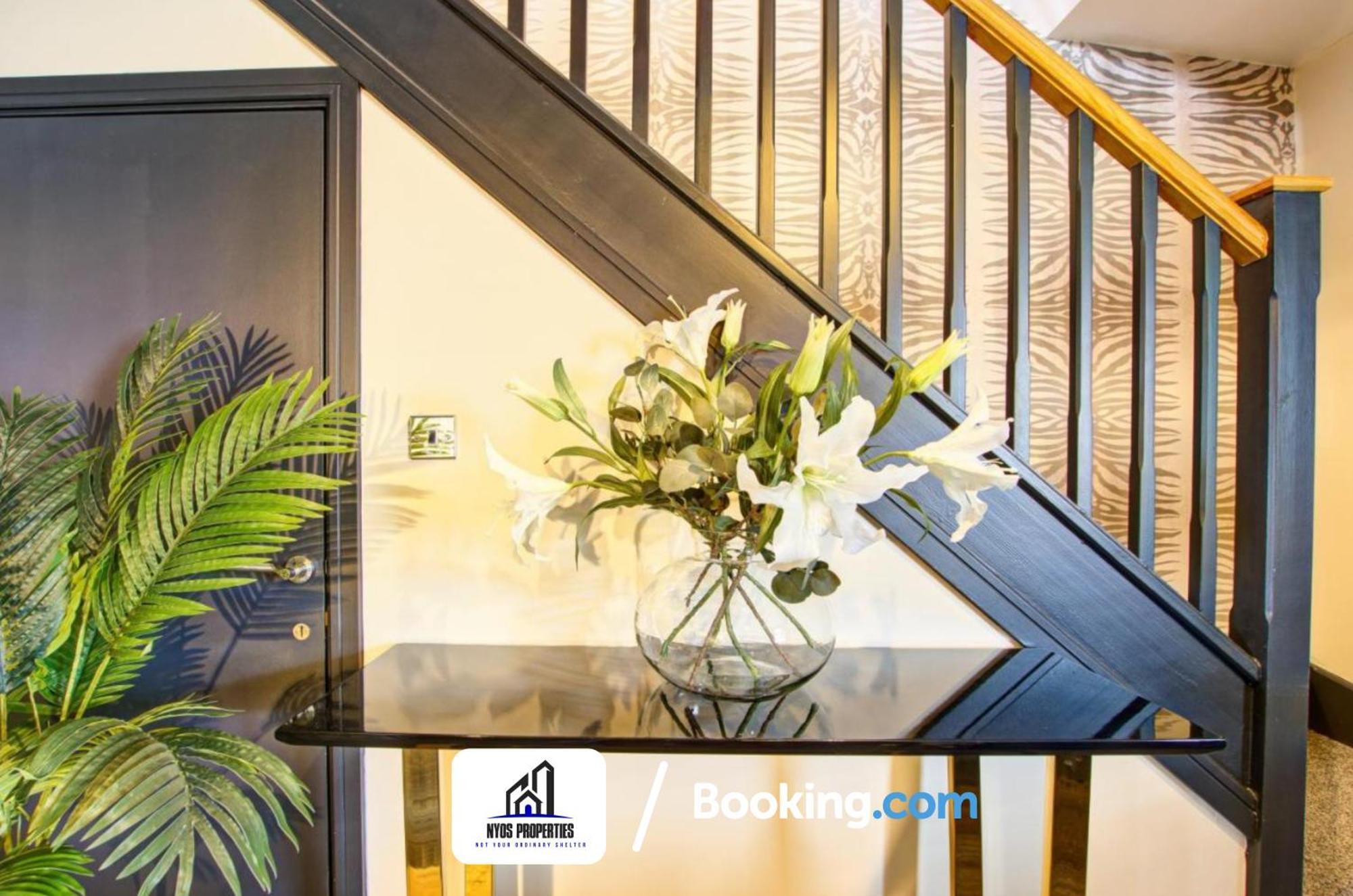 3 Bedroom Home By Nyos Properties Short Lets & Serviced Accommodation Manchester With Garden Exteriör bild